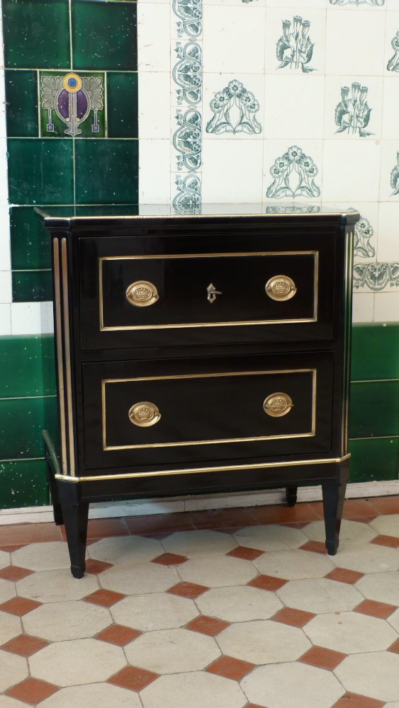 Elegante Louis-Seize Kommode, Birnbaum schwarz poliert um 1790