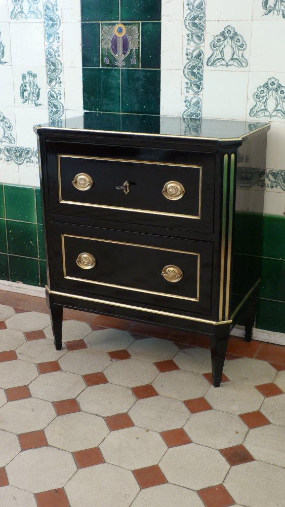 Elegante Louis-Seize Kommode, Birnbaum schwarz poliert um 1790