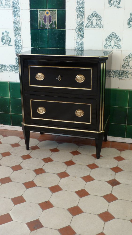 Elegante Louis-Seize Kommode, Birnbaum schwarz poliert um 1790