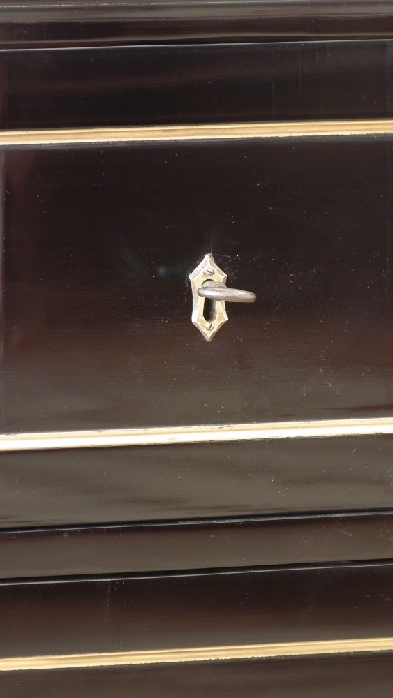 Elegante Louis-Seize Kommode, Birnbaum schwarz poliert um 1790