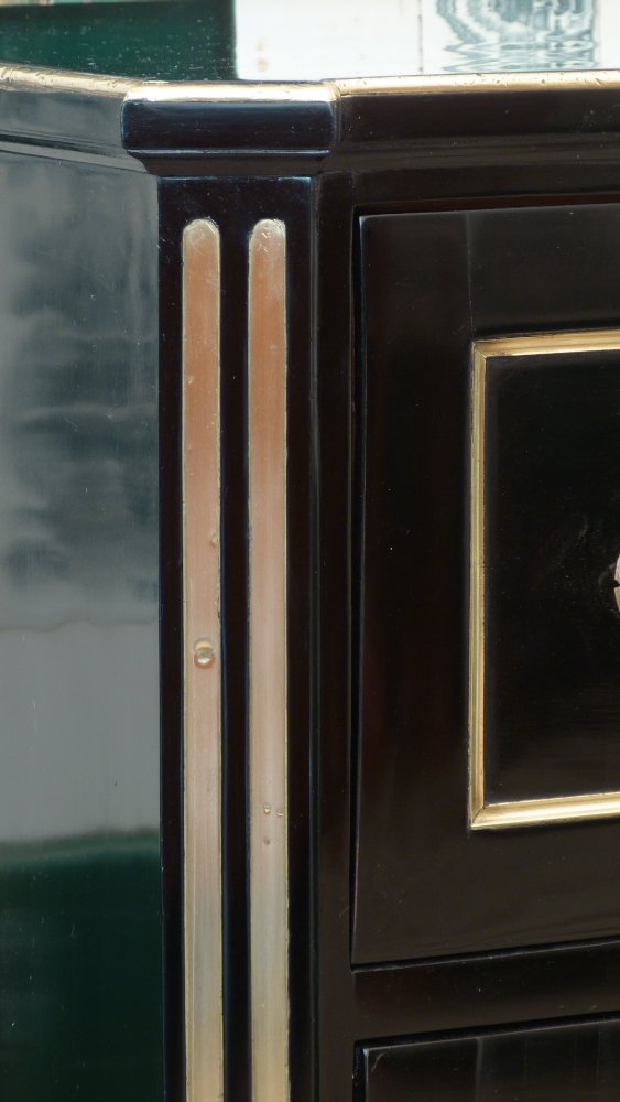 Elegante Louis-Seize Kommode, Birnbaum schwarz poliert um 1790