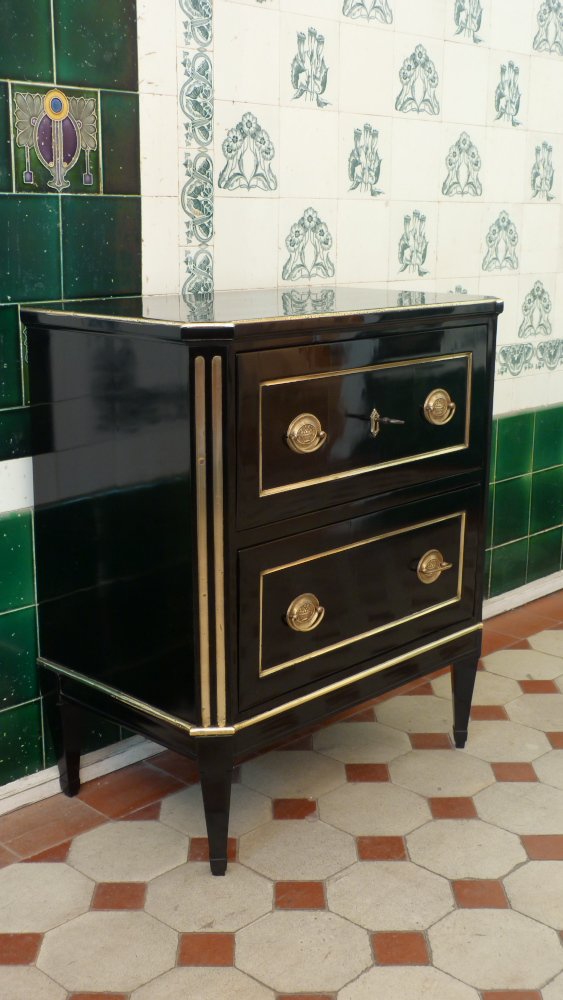 Elegante Louis-Seize Kommode, Birnbaum schwarz poliert um 1790