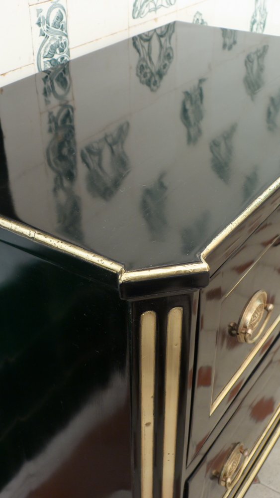 Elegante Louis-Seize Kommode, Birnbaum schwarz poliert um 1790