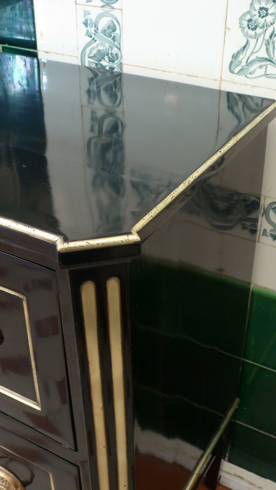 Elegante Louis-Seize Kommode, Birnbaum schwarz poliert um 1790