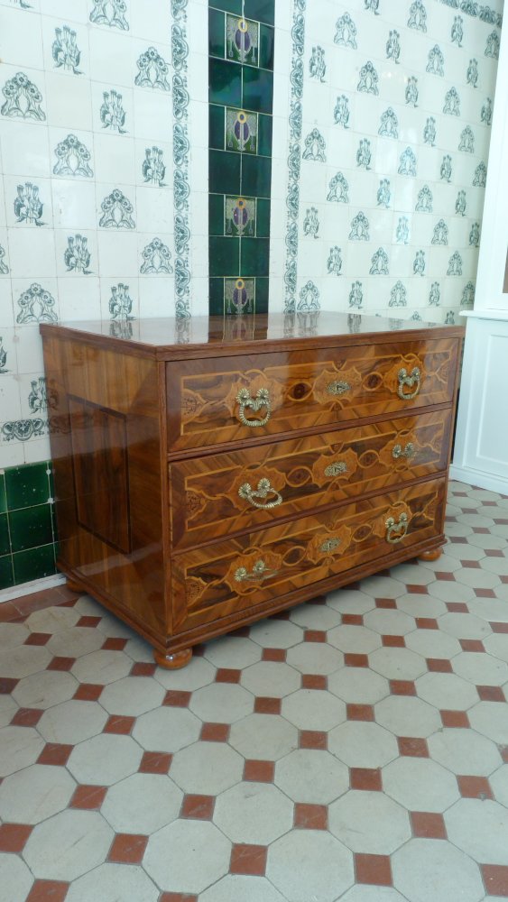 Louis-Seize Kommode, Nussbaum handpoliert um 1790