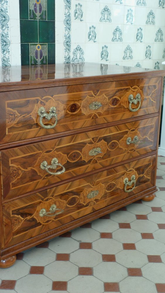 Louis-Seize Kommode, Nussbaum handpoliert um 1790