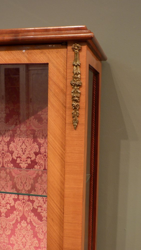 Louis-Seize Stil Vitrine, Kirschholz poliert