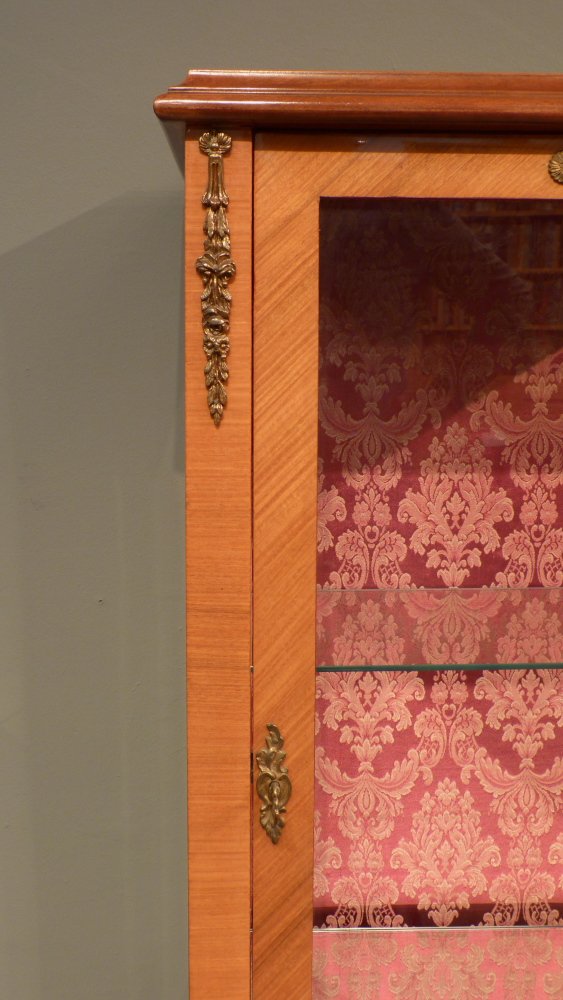 Louis-Seize Stil Vitrine, Kirschholz poliert