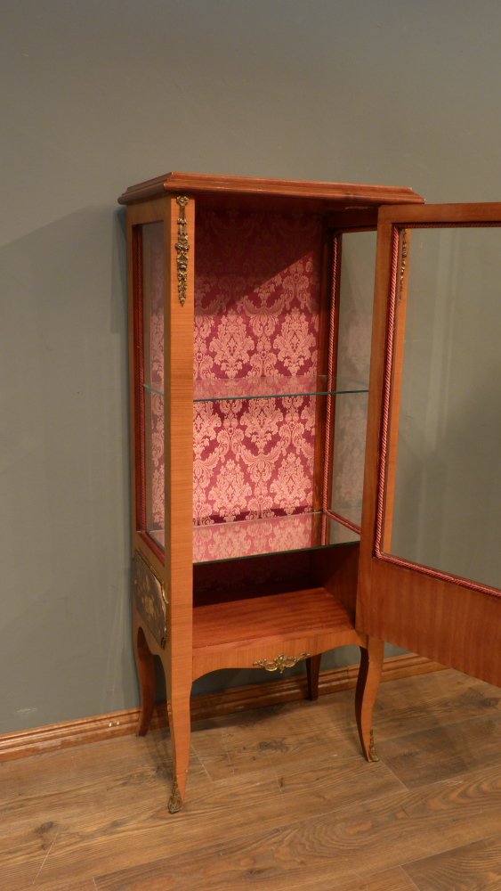 Louis-Seize Stil Vitrine, Kirschholz poliert