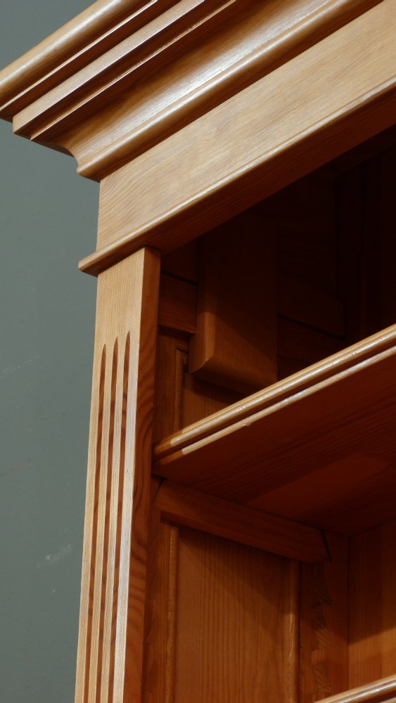 Klassisches B&uuml;cherregal, massiv Kiefer, komplett zerlegbar