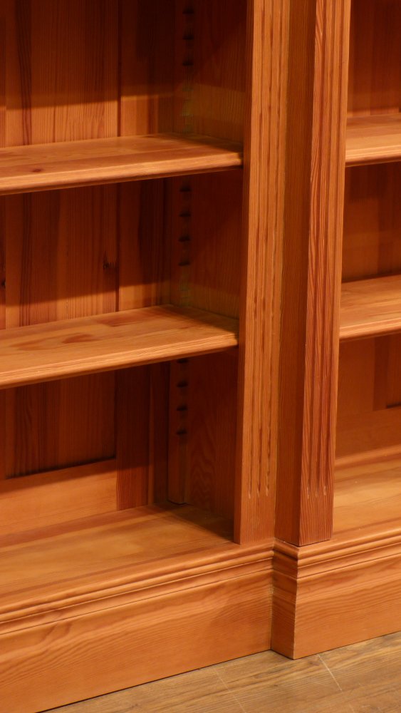 Klassisches B&uuml;cherregal, massiv Kiefer, komplett zerlegbar