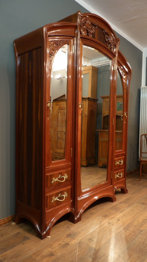 Prachtvoller Jugendstilschrank in der Art von Louis Majorelle, Mahagoni um 1900