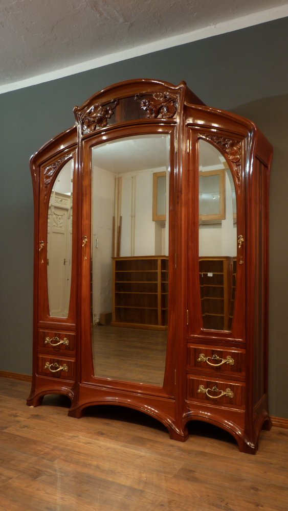 Prachtvoller Jugendstilschrank in der Art von Louis Majorelle, Mahagoni um 1900