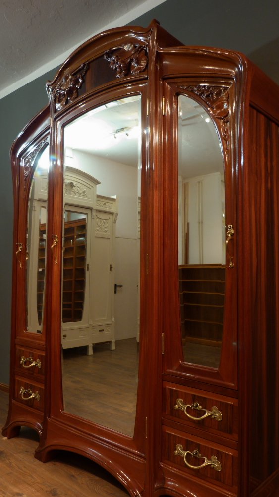 Prachtvoller Jugendstilschrank in der Art von Louis Majorelle, Mahagoni um 1900