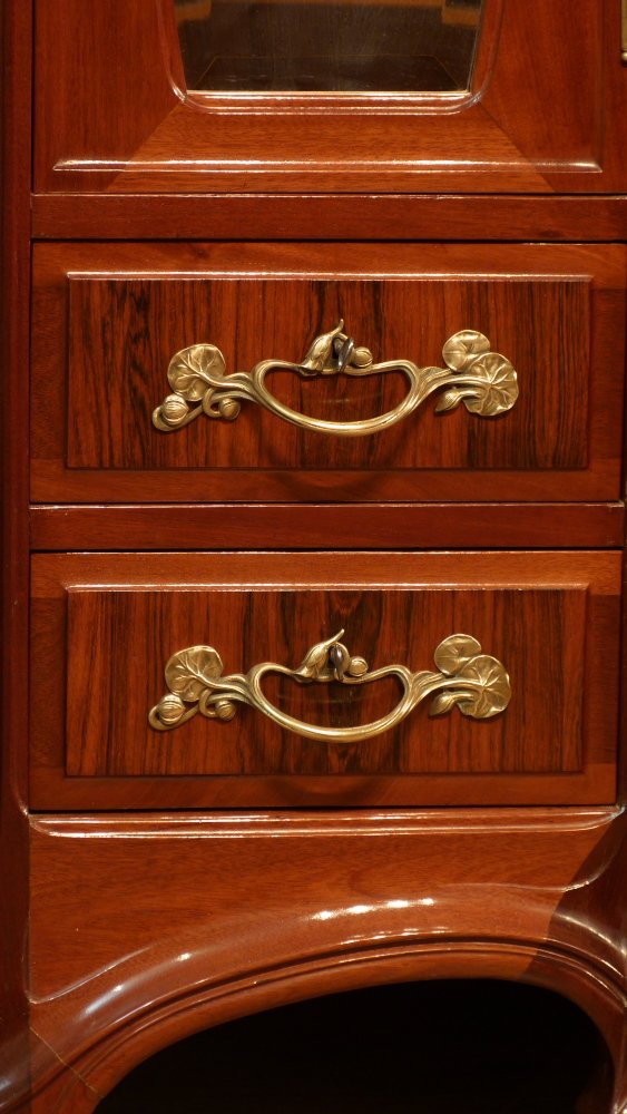 Prachtvoller Jugendstilschrank in der Art von Louis Majorelle, Mahagoni um 1900