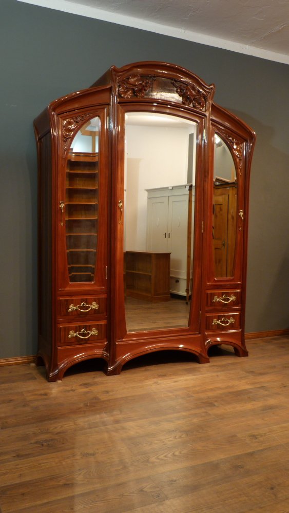 Prachtvoller Jugendstilschrank in der Art von Louis Majorelle, Mahagoni um 1900