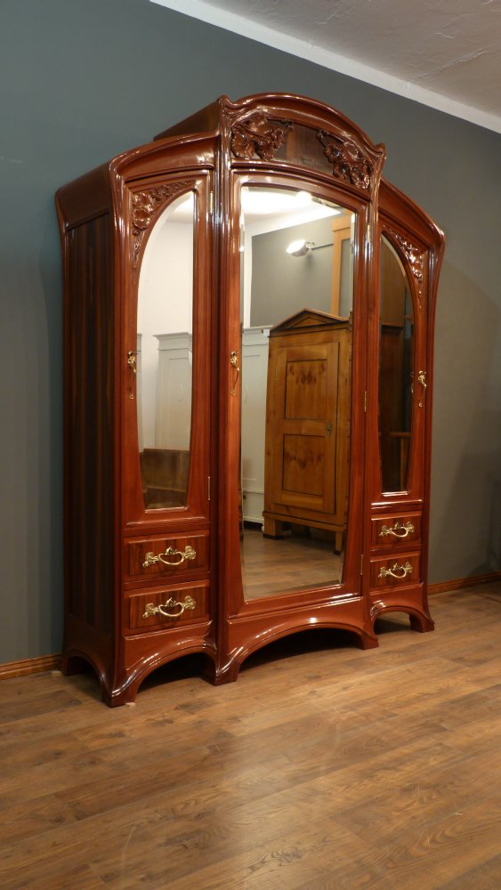 Prachtvoller Jugendstilschrank in der Art von Louis Majorelle, Mahagoni um 1900
