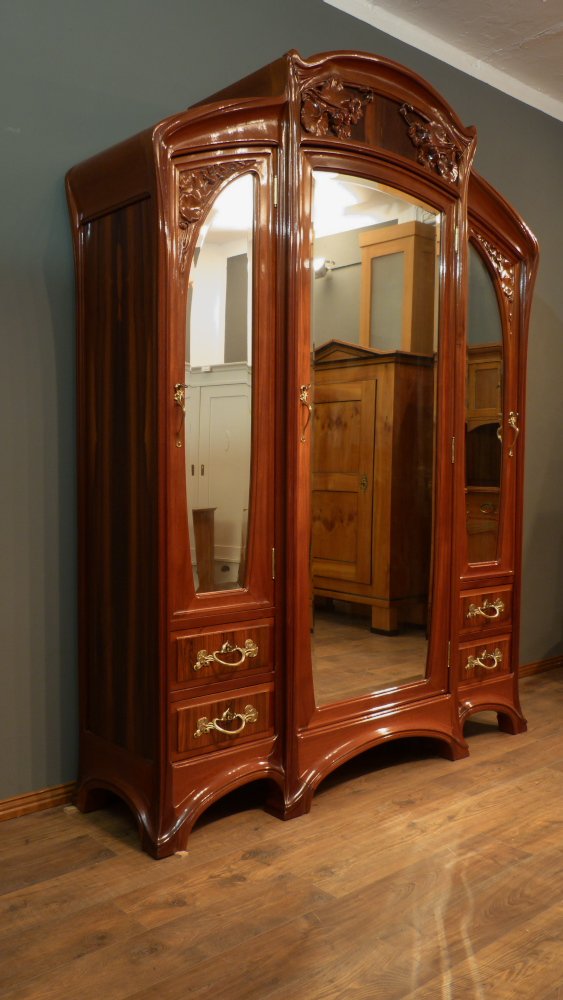 Prachtvoller Jugendstilschrank in der Art von Louis Majorelle, Mahagoni um 1900