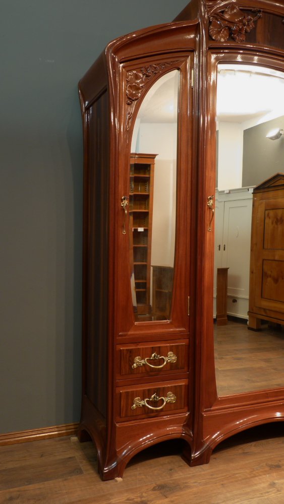 Prachtvoller Jugendstilschrank in der Art von Louis Majorelle, Mahagoni um 1900