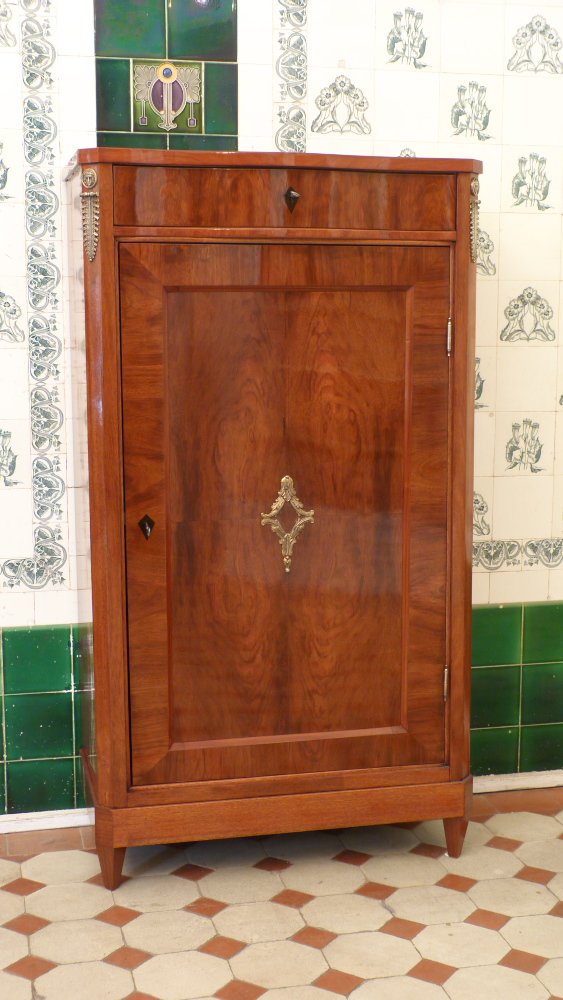 Eleganter Salonschrank, Nussbaum handpoliert um 1900