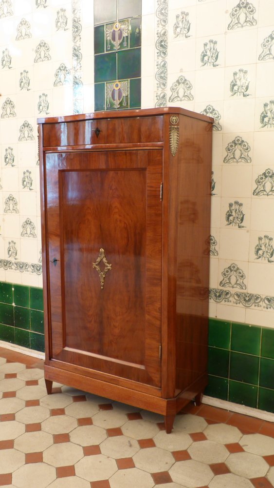 Eleganter Salonschrank, Nussbaum handpoliert um 1900