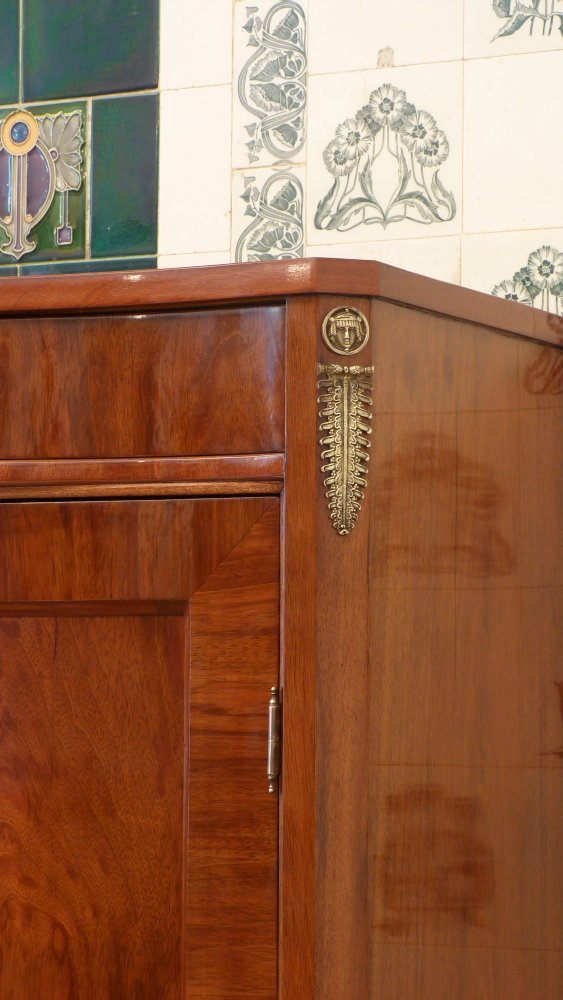 Eleganter Salonschrank, Nussbaum handpoliert um 1900