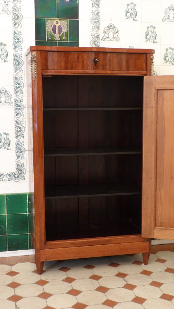 Eleganter Salonschrank, Nussbaum handpoliert um 1900