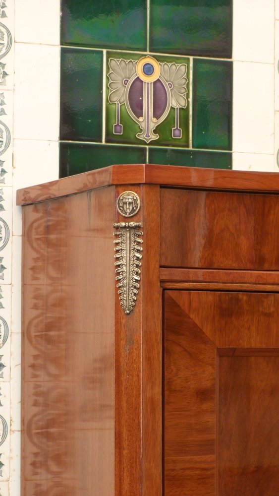 Eleganter Salonschrank, Nussbaum handpoliert um 1900