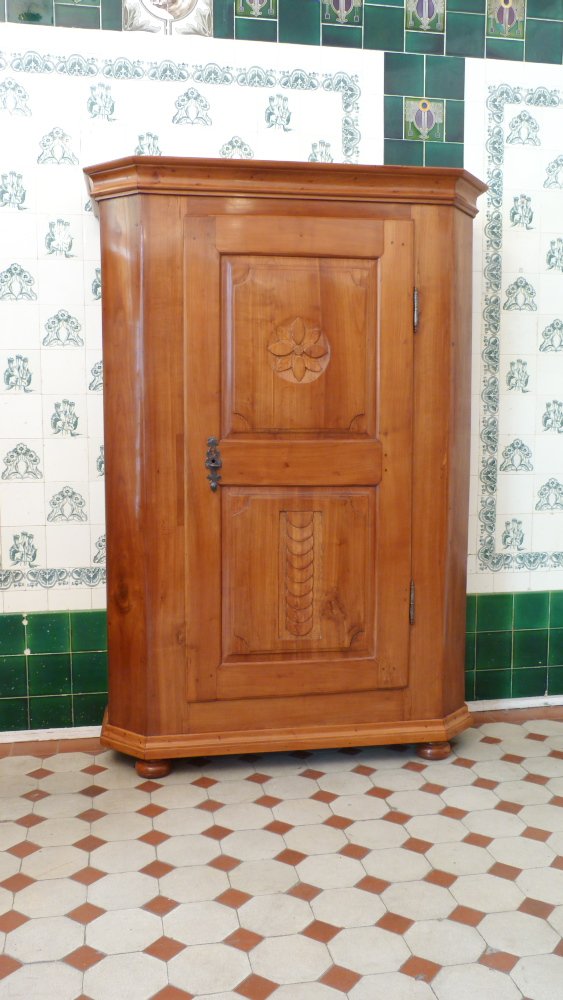 Sp&auml;tbarocker W&auml;schschrank, massiv Kirschholz um 1790