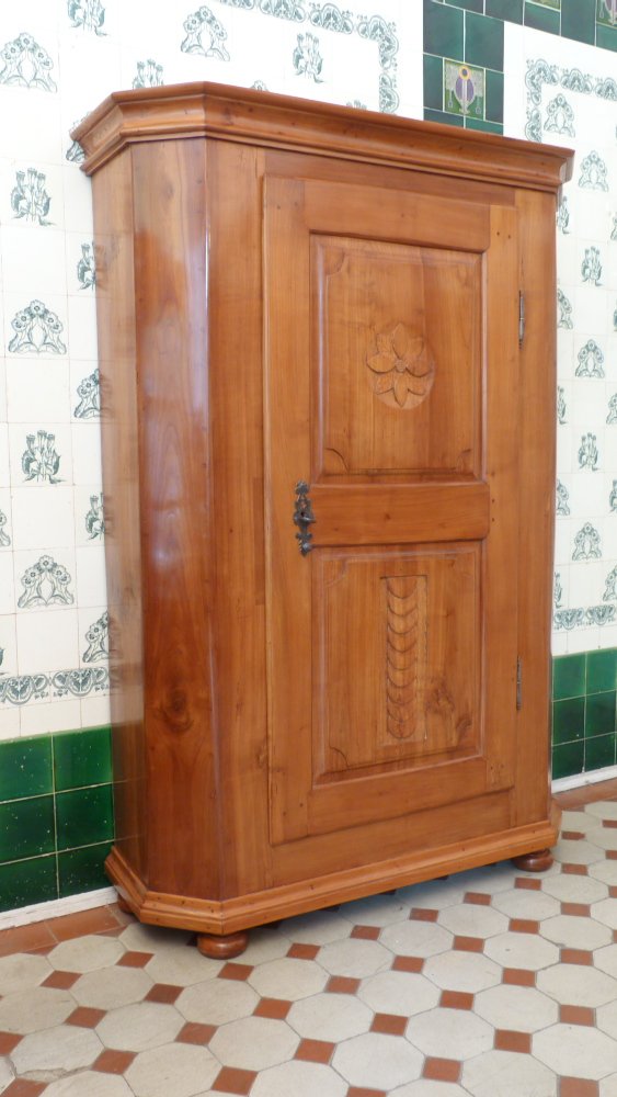 Sp&auml;tbarocker W&auml;schschrank, massiv Kirschholz um 1790