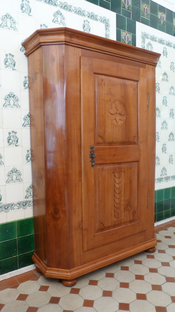 Sp&auml;tbarocker W&auml;schschrank, massiv Kirschholz um 1790