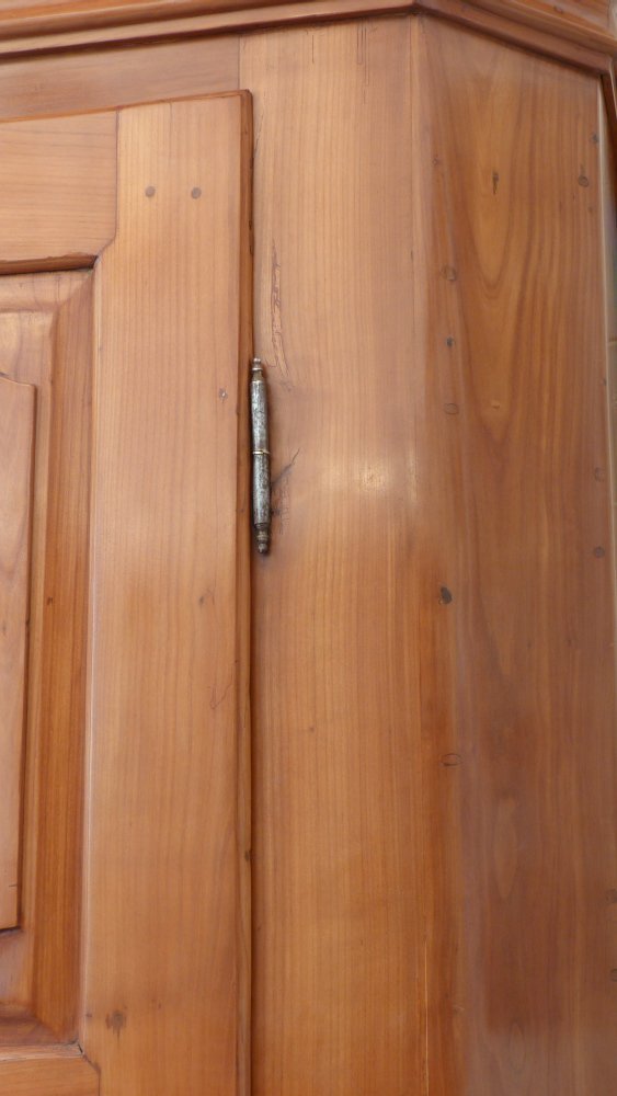 Sp&auml;tbarocker W&auml;schschrank, massiv Kirschholz um 1790