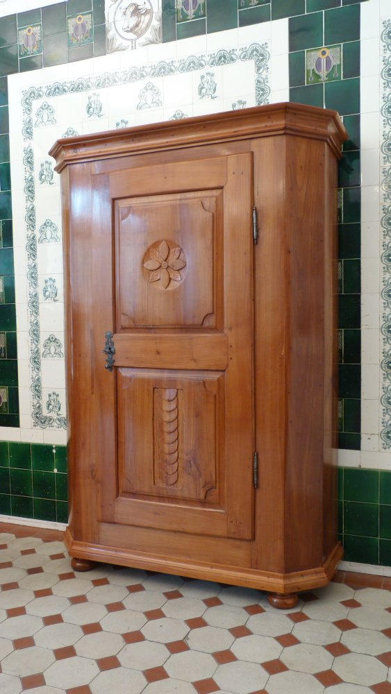 Sp&auml;tbarocker W&auml;schschrank, massiv Kirschholz um 1790