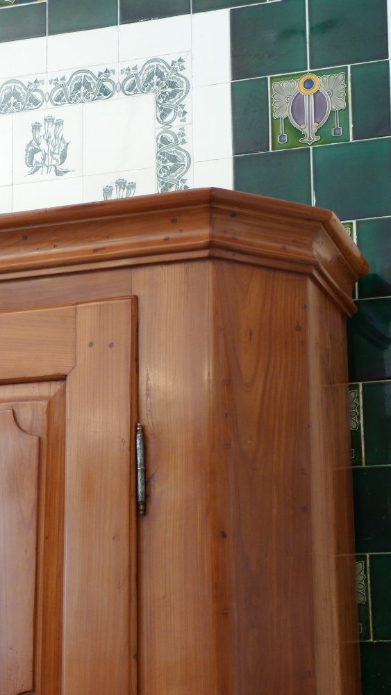 Sp&auml;tbarocker W&auml;schschrank, massiv Kirschholz um 1790