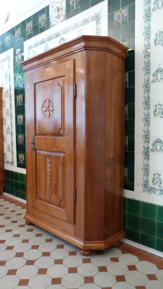 Sp&auml;tbarocker W&auml;schschrank, massiv Kirschholz um 1790