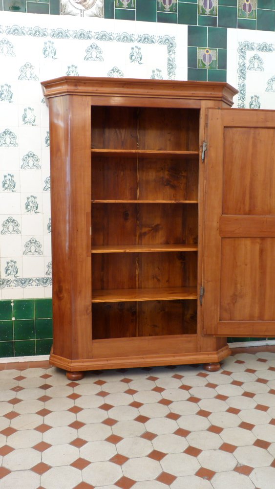 Sp&auml;tbarocker W&auml;schschrank, massiv Kirschholz um 1790