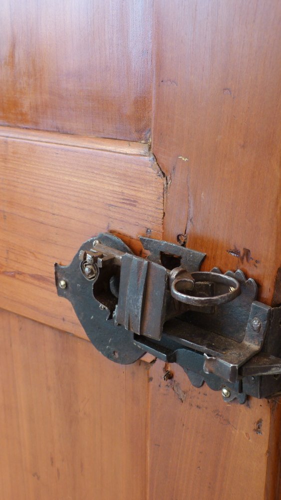 Sp&auml;tbarocker W&auml;schschrank, massiv Kirschholz um 1790