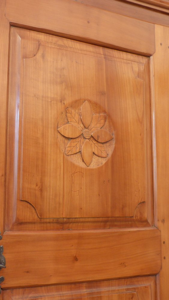 Sp&auml;tbarocker W&auml;schschrank, massiv Kirschholz um 1790