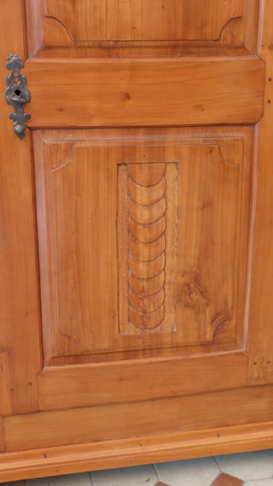 Sp&auml;tbarocker W&auml;schschrank, massiv Kirschholz um 1790