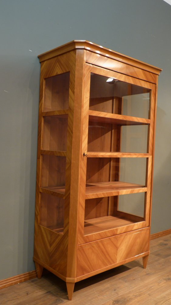 Schlichte Biedermeiervitrine, Kirschholz handpoliert um 1850