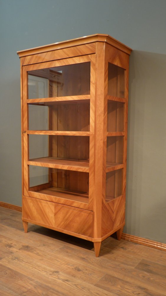 Schlichte Biedermeiervitrine, Kirschholz handpoliert um 1850
