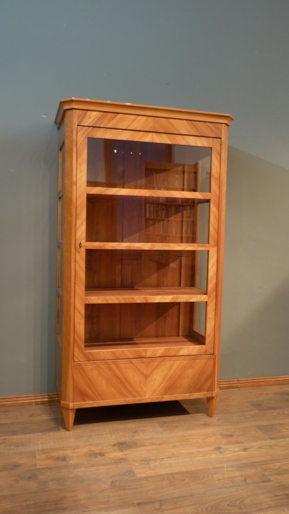 Schlichte Biedermeiervitrine, Kirschholz handpoliert um 1850