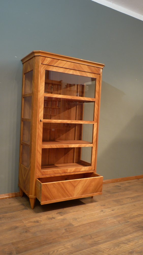 Schlichte Biedermeiervitrine, Kirschholz handpoliert um 1850